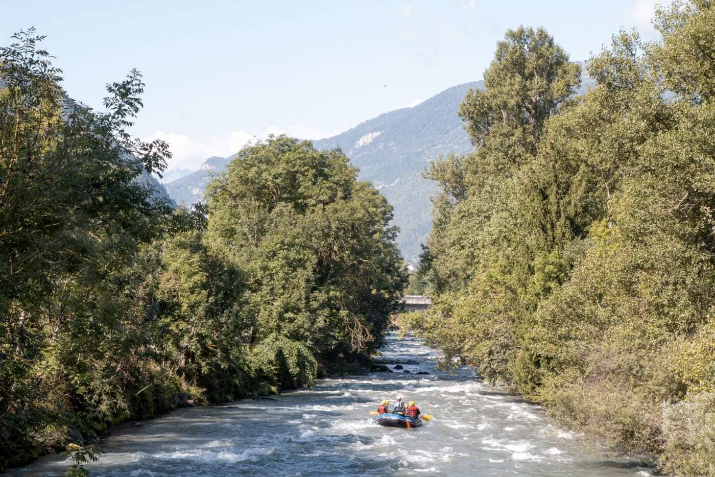 Le rafting est une activit&eacute; &agrave; sensations ludique et d&eacute;veloppant l'esprit d'&eacute;quipe. 