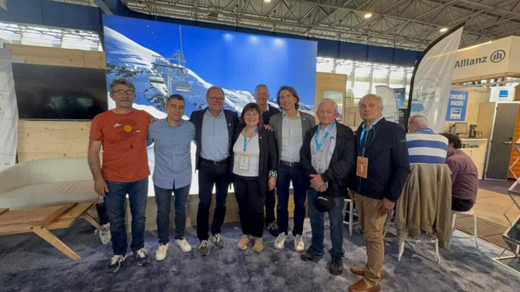 Anne Marty et les exploitants de Chamrousse et Saint-Hugues lors de la signature du parrainage